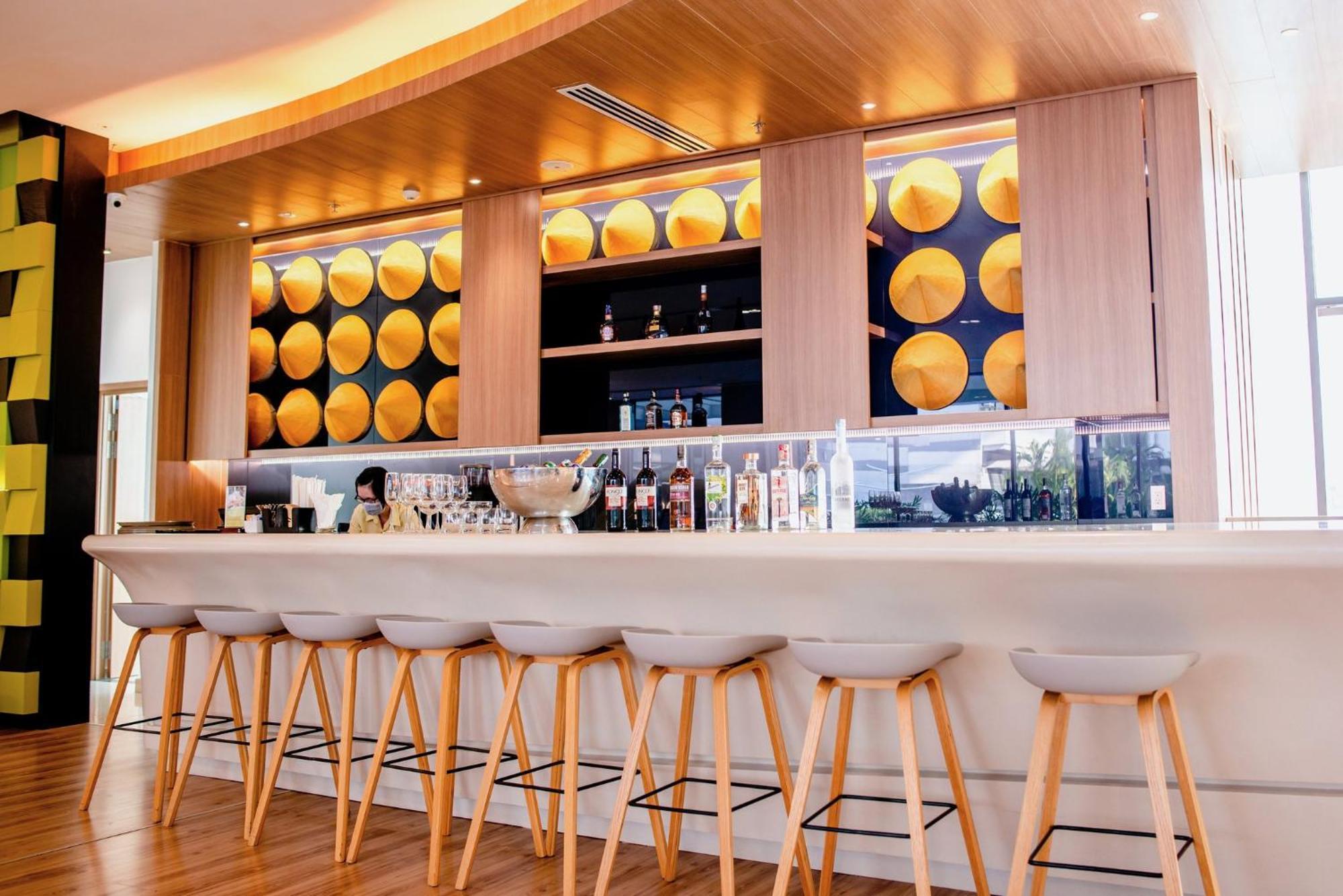 Hotel & Saigon Airport By Ihg