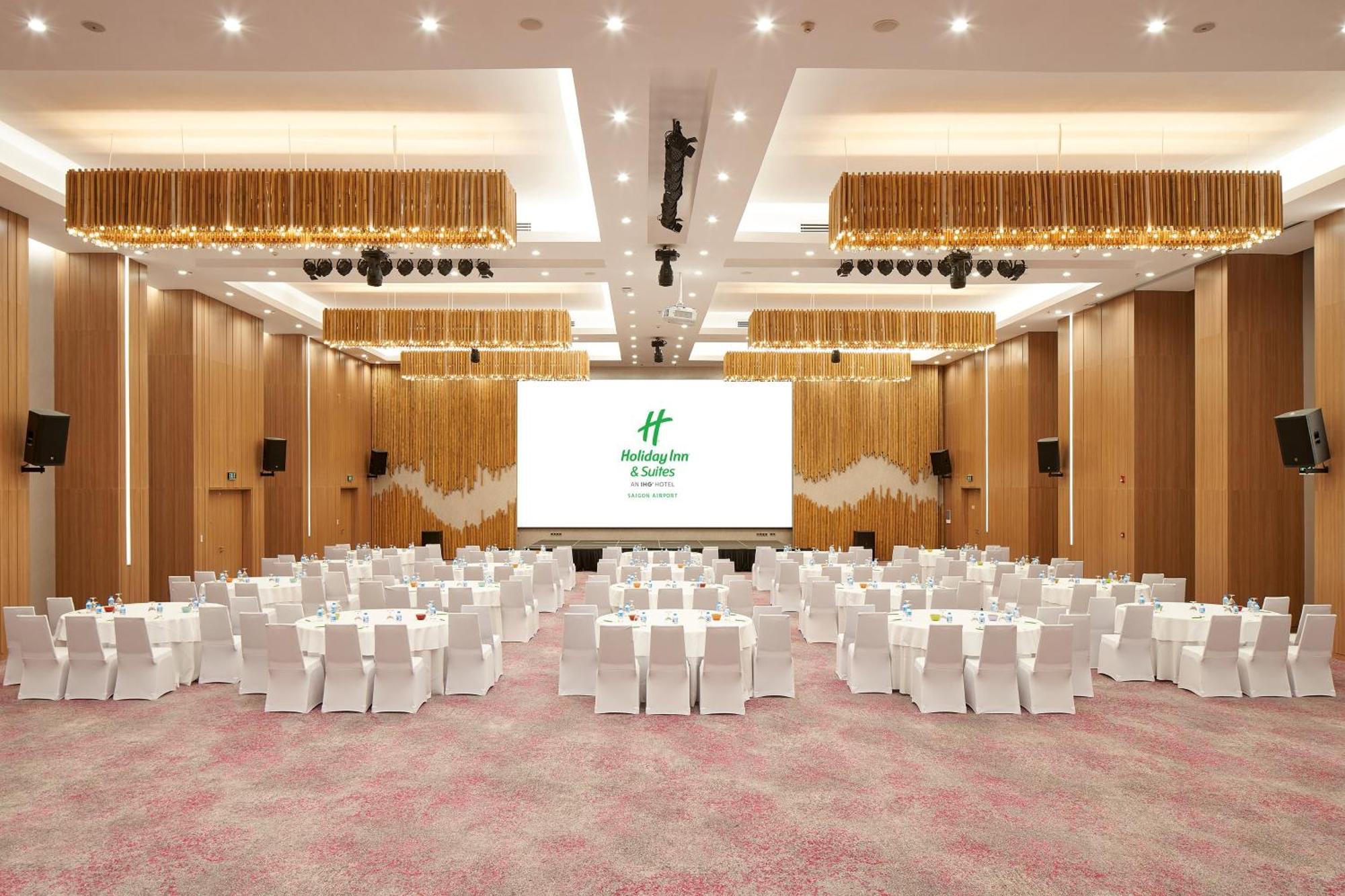 Hotel & Saigon Airport By Ihg