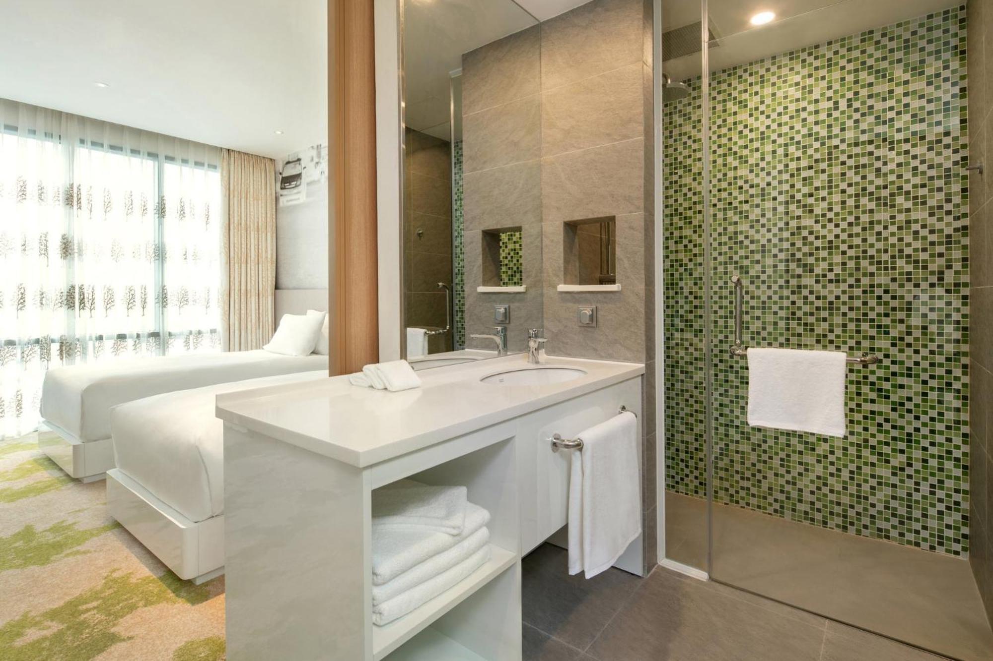 Hotel & Saigon Airport By Ihg Ho Chi Minh City